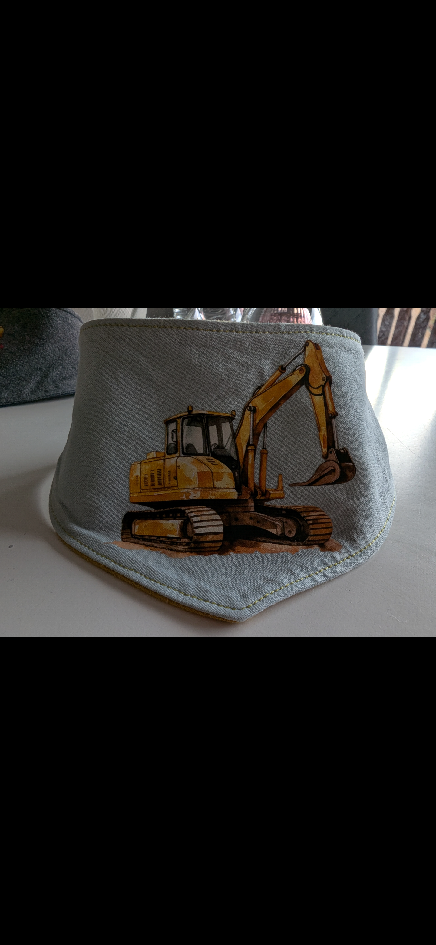 Selbst genähtes Halstuch mit einem Bügelbild und Bagger