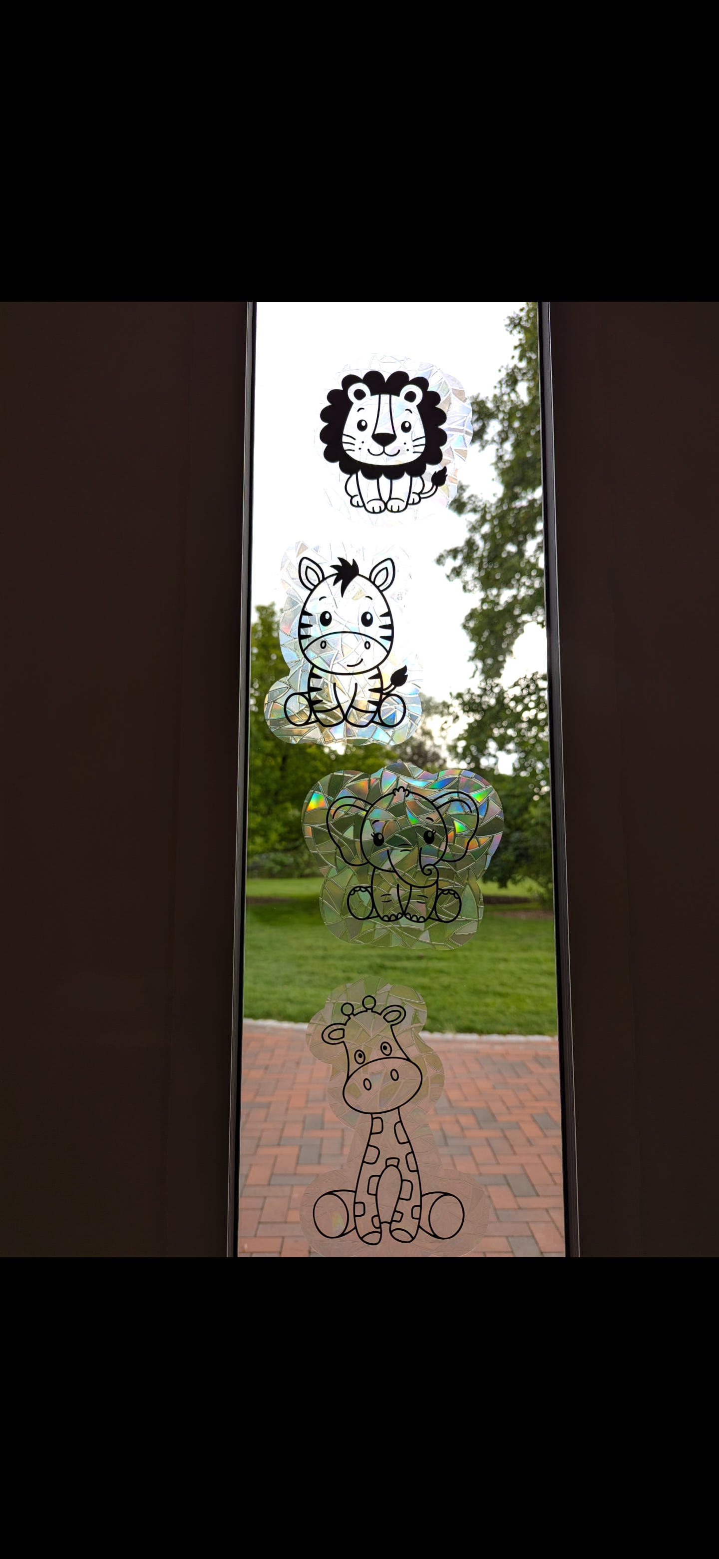 Suncatcher Fensterfolie beplottet mit Safarietieren in schwarz.