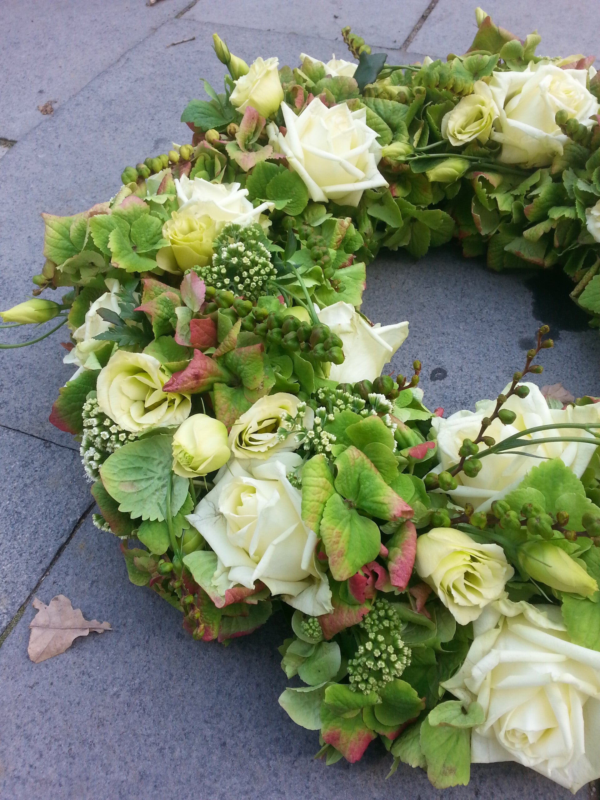 Witte rozen en groene hortensia