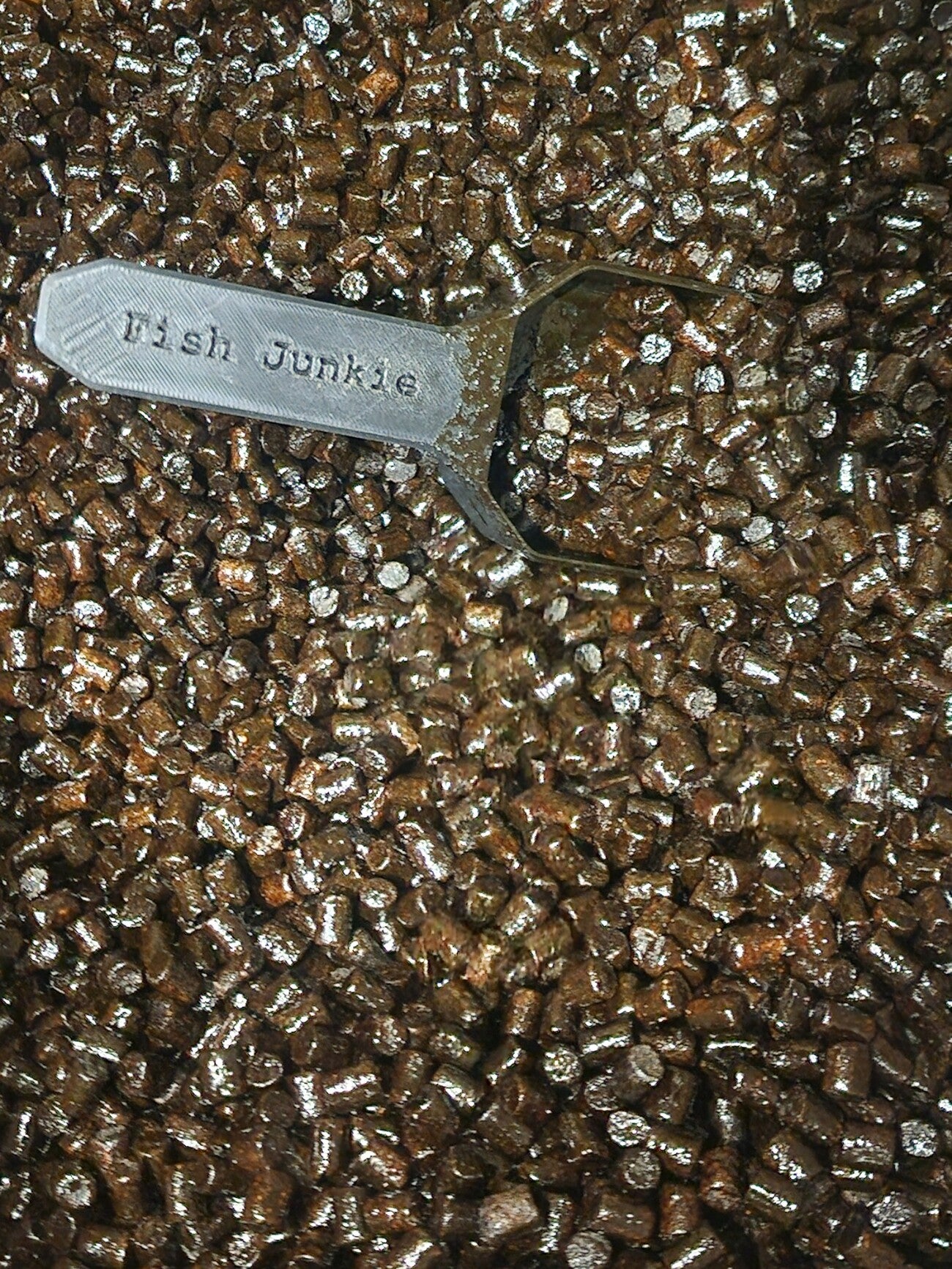 2kg of Megamosalino 8mm pellets, order 6kgs or more and get a free scoop