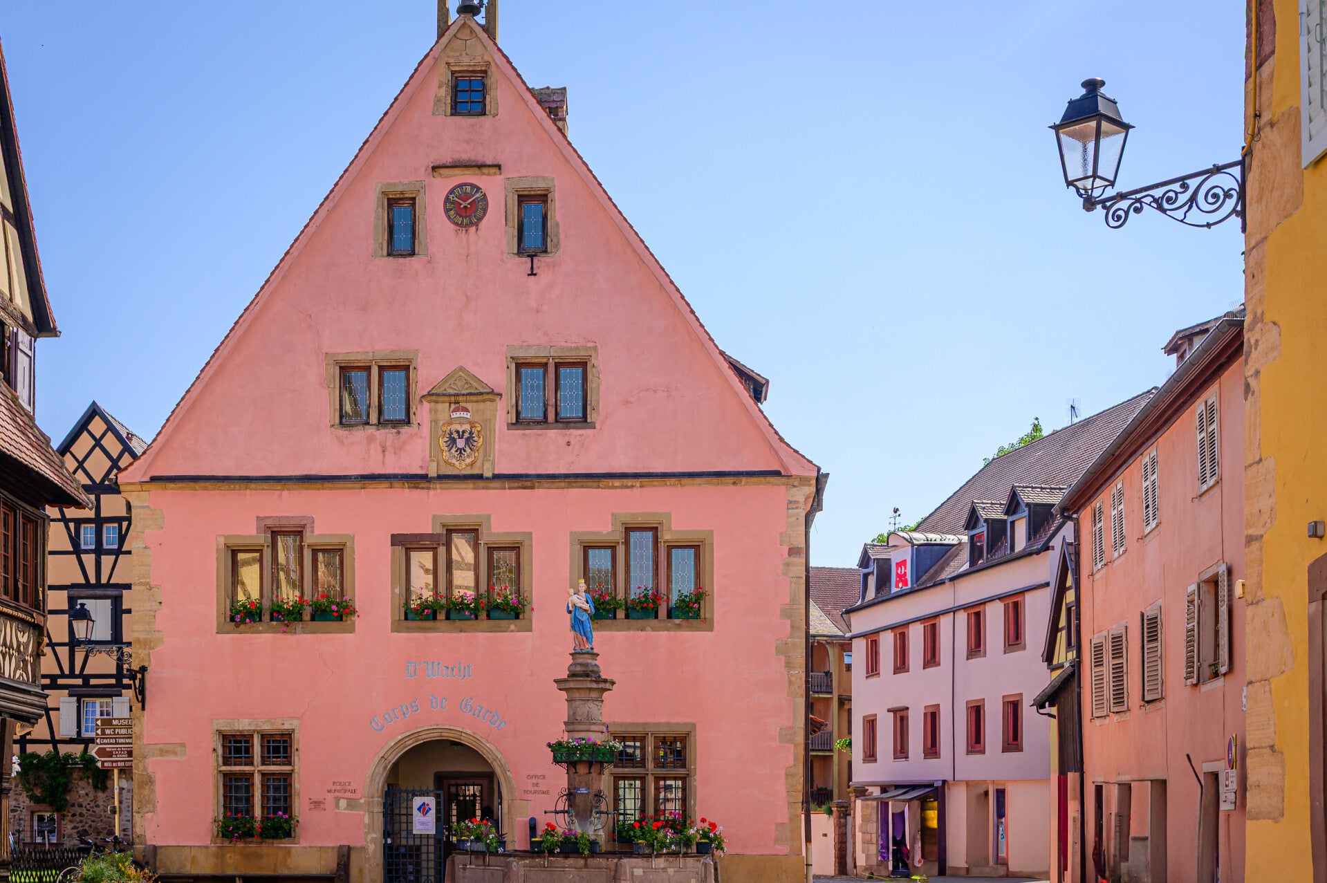 Rose geschilderde vakwerkhuizen