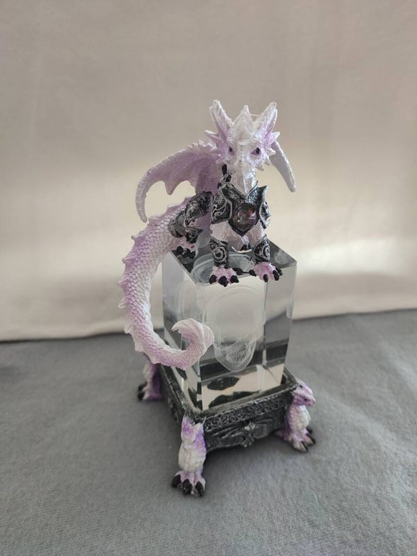 Drache auf LED Kristall