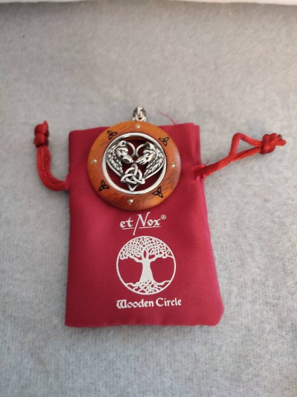 et Nox Anhänger "Wolf mit Holz"