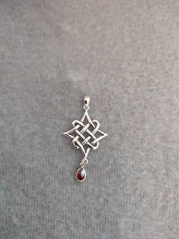 et Nox Anhänger "Elfenknoten mit Zirkonia"