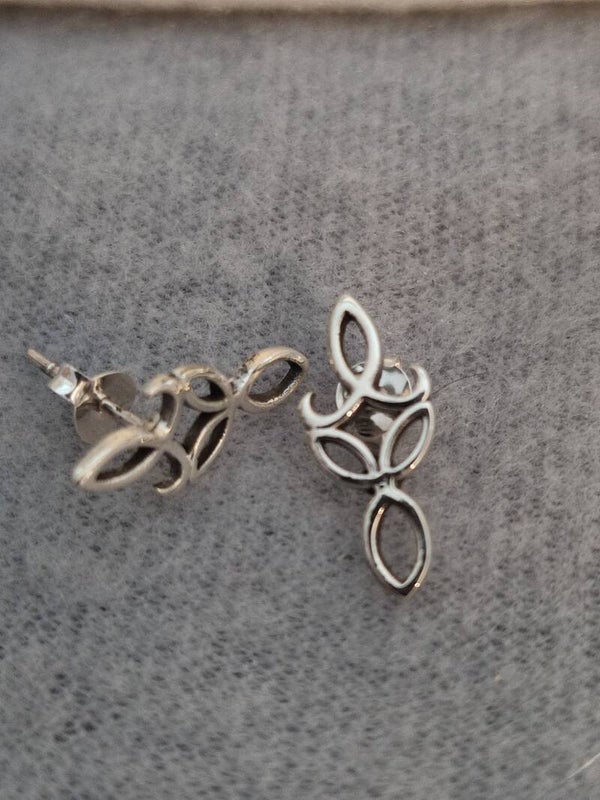 et Nox Silberohrringe "Trisceline"