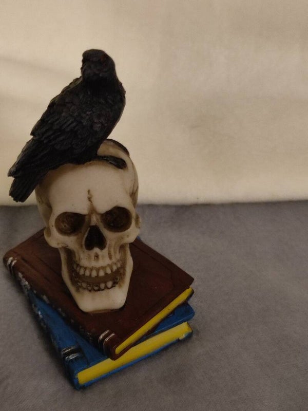Dekofigur Krähe auf Totenkopf