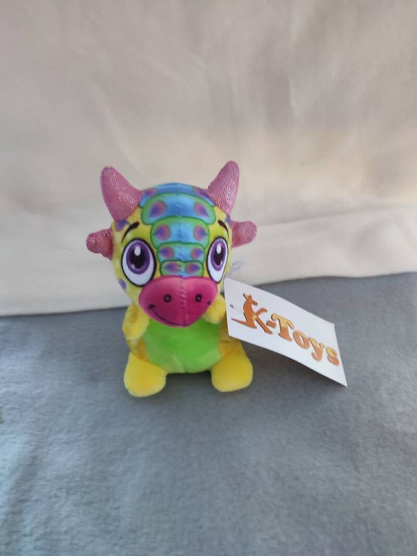 Kunterbunte Dinosaurier aus Plüsch