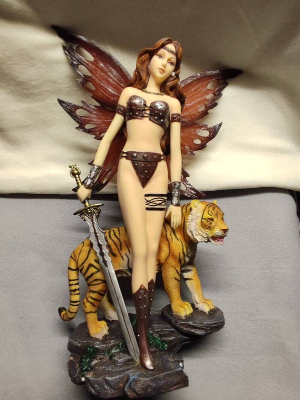 Amazonen Fee mit Tiger