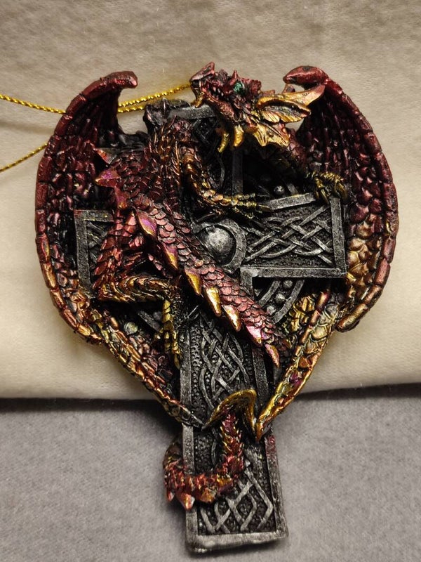Drachenanhänger an keltischen Kreuz