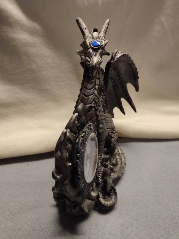 Drachentischuhr silberfarben