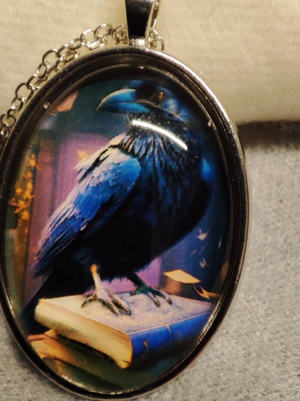 Halskette Raven Book