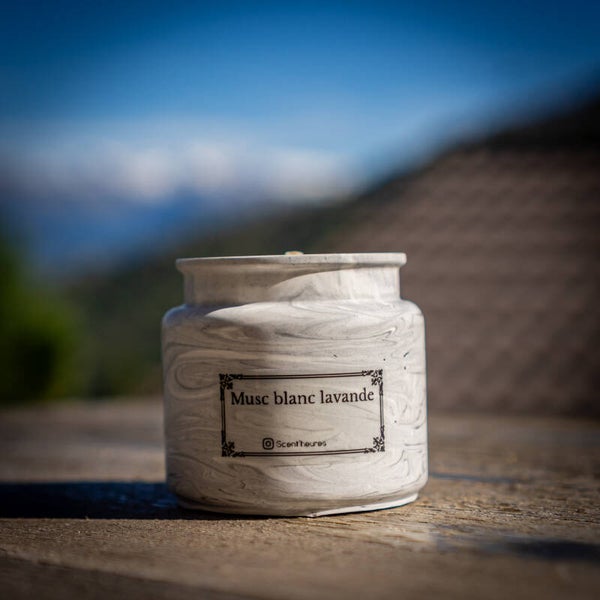 Petite bougie dans pot en jesmonite