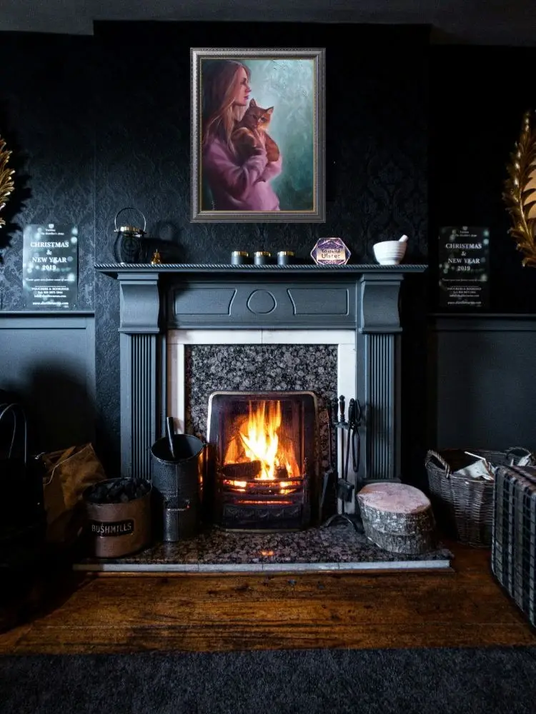 "Comforting" is a sample of a focal point in the interior inthe dark black tones.