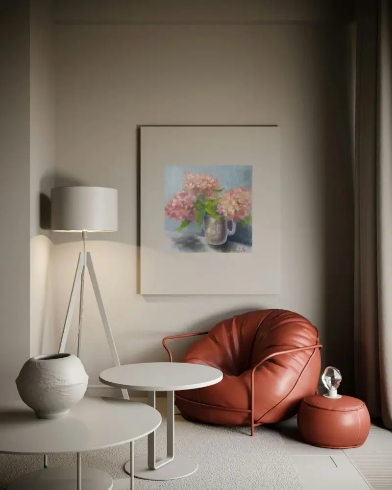 The tender bouquet in soft beige hues is a focal point in the interior.