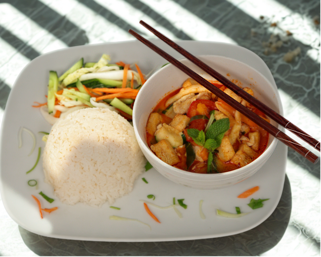 Vietnamilainen kasvisruoka: paistettua tofua, tuoreita yrttejä ja riisiä lautasella.  Vietnamese vegetarian dish with fried tofu, fresh herbs, and steamed rice.