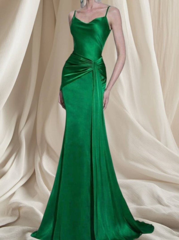 Elegante Groene Satijnen Avondjurk met Open Rug en Split