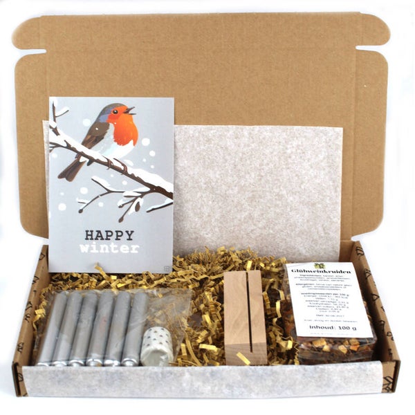 Mini kandelaar met 6 zilveren kaarsjes en  Glühweinkruiden (100g) en happy winter kaart in houten houder