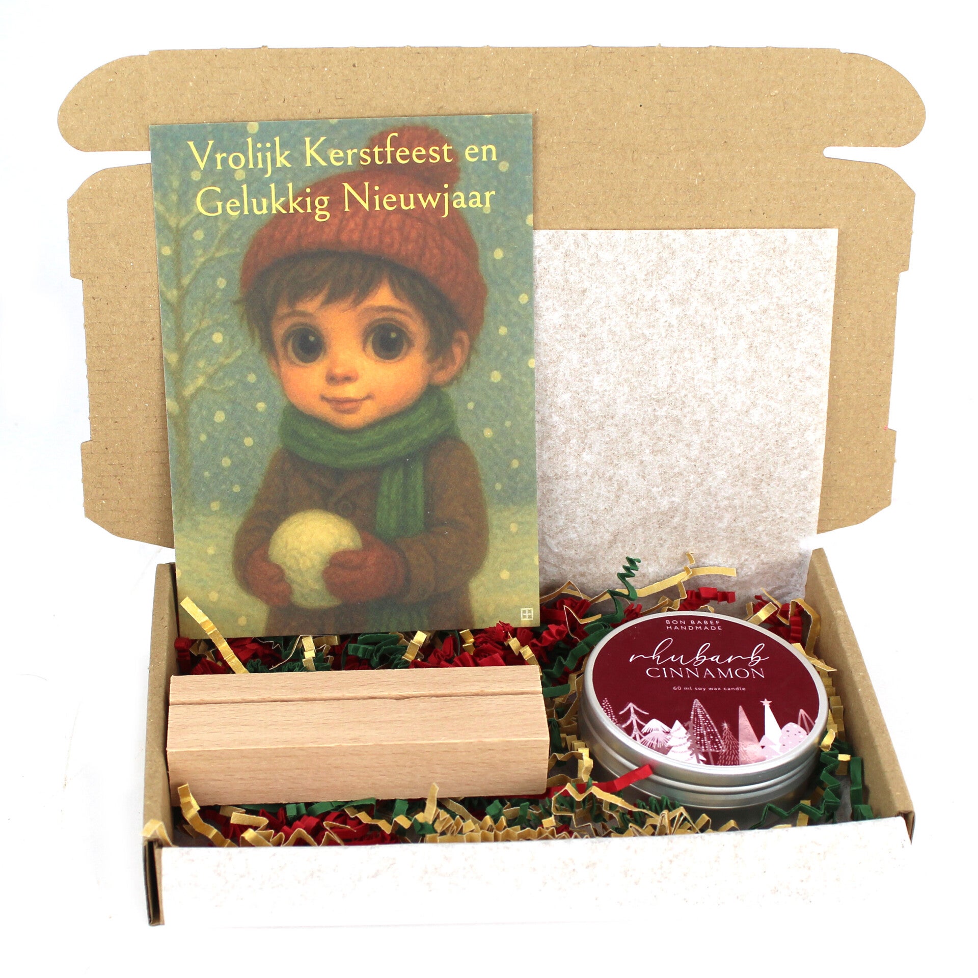 Geurkaars kaneel, rabarber en bruine suiker met kaart naar keuze in een houten houder