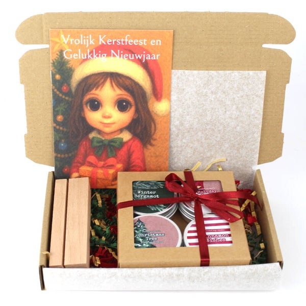 Kerst geurkaarsen set met unieke Kerstkaart in een houten houder