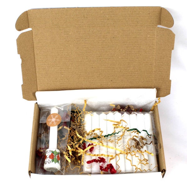 Mini kandelaar van porselein + 10 witte kerstboomkaarsen