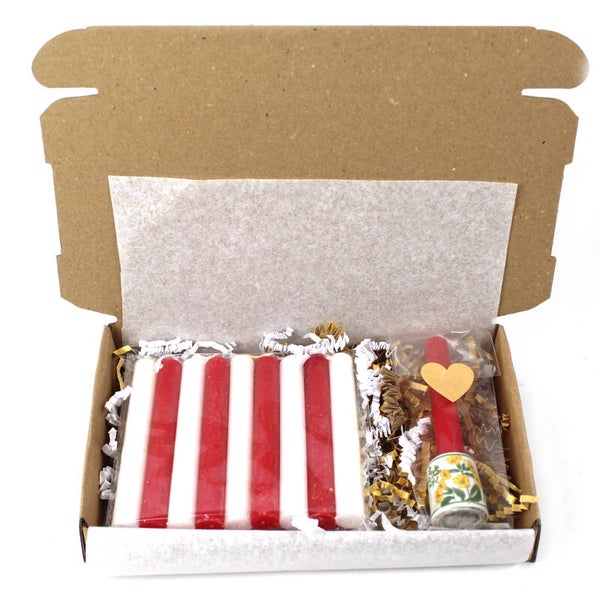 Mini kandelaar van porselein + 5 witte en 5 rode kaarsen