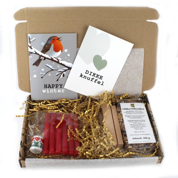 Mini kandelaar met 6 rode kaarsen + Glühweinkruiden (100g) en kaart naar keuze in houten houder