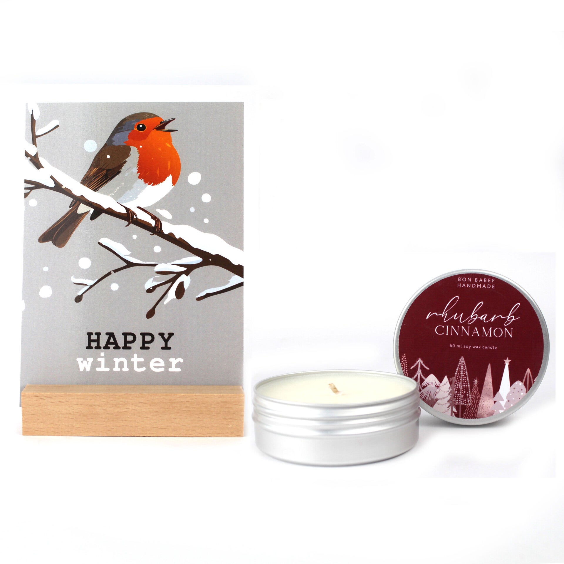 Geurkaars kaneel, rabarber en bruine suiker met happy winter kaart in een houten houder