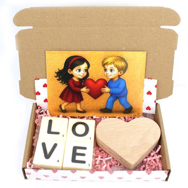 4 letterkaarsen  LOVE of ♥YOU met lieve kaart in een houten hart