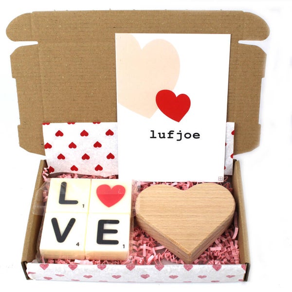 4 letterkaarsen  LOVE  met kaart in houten hartvormige kaarthouder
