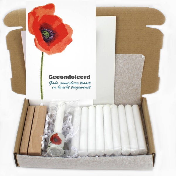 Troostpakket condoleance kandelaar met 10 kaarsen +  gecondoleerd kaart in houten kaarthouder