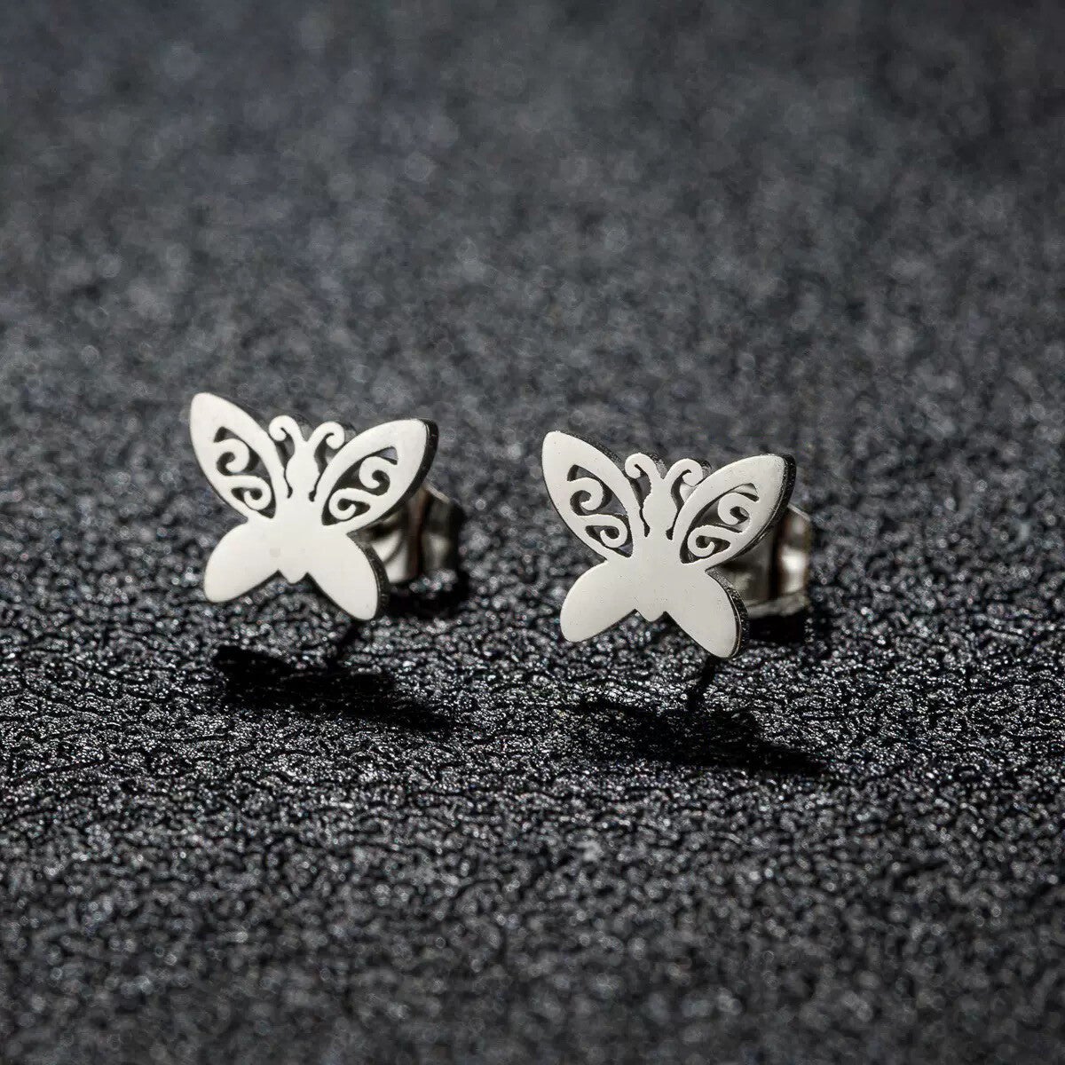 Oorknopjes Vlinder met opengewerkte vleugels in zilver en goud