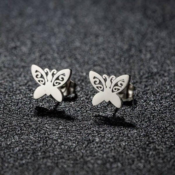 Oorknopjes Vlinder met opengewerkte vleugels in zilver en goud
