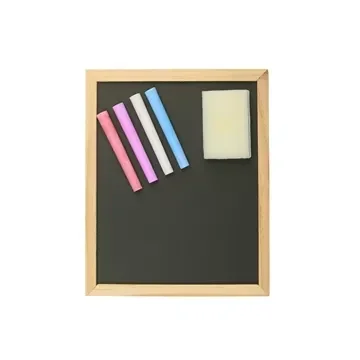 Schoolbord met krijtjes en spons