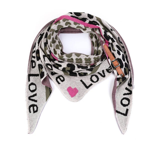 Gebreid omslagdoek met 'Love' motief en gesp
