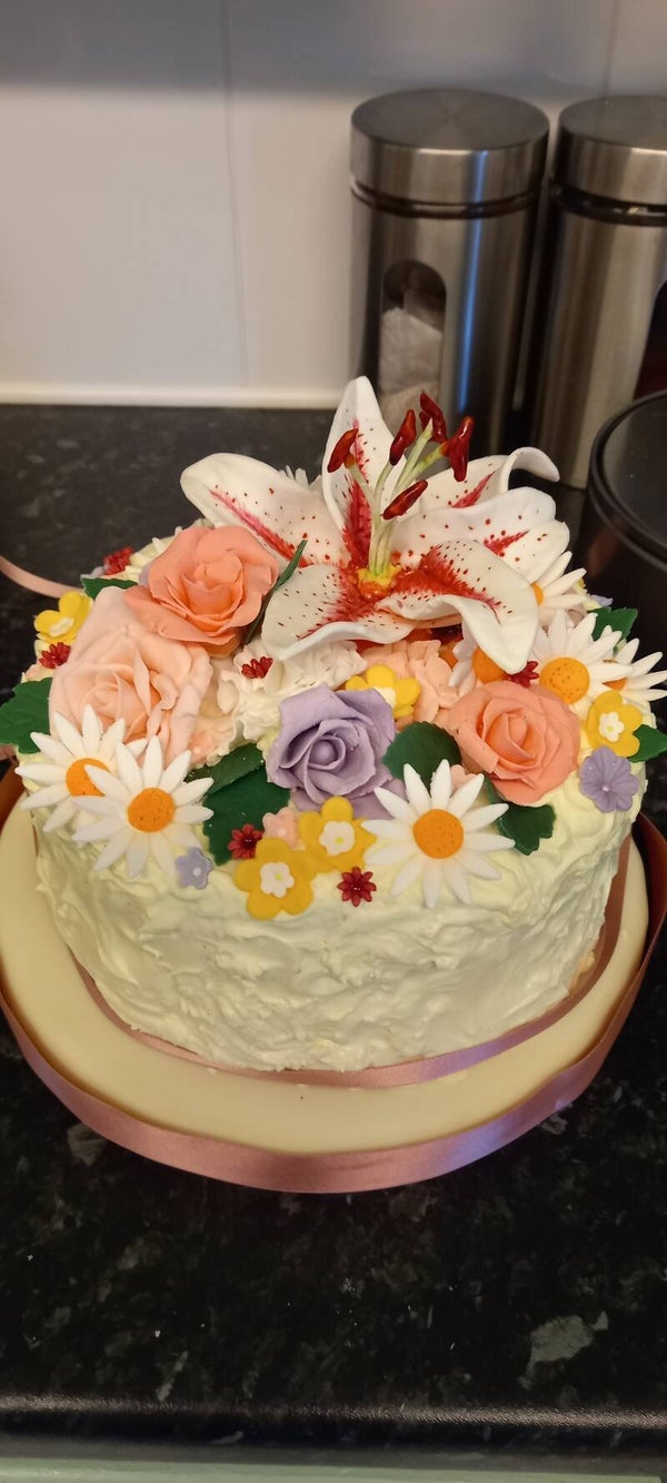 Edable lilly cake topper