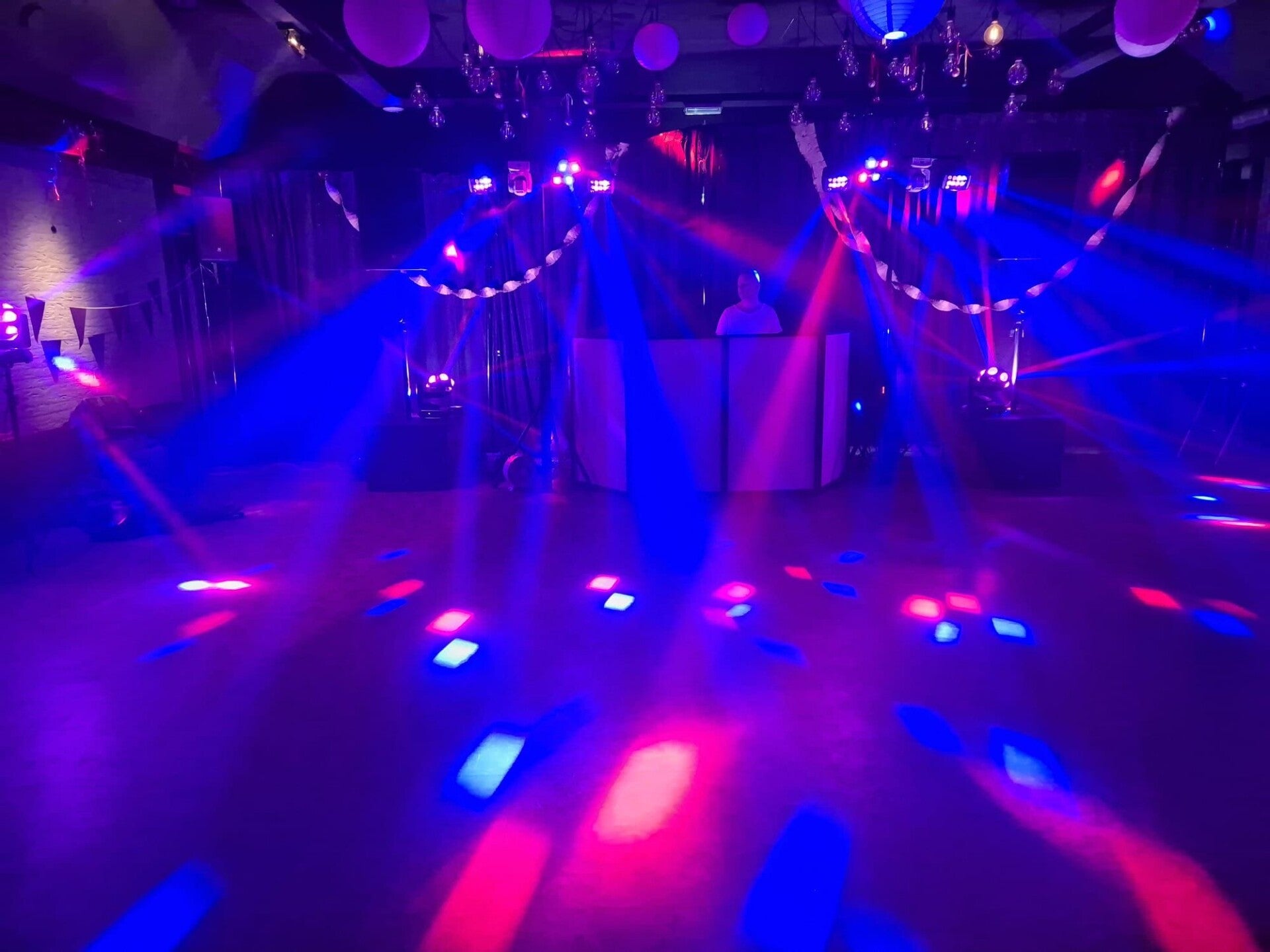 DJ op bruiloft – foto via DJ-Centrale.nl