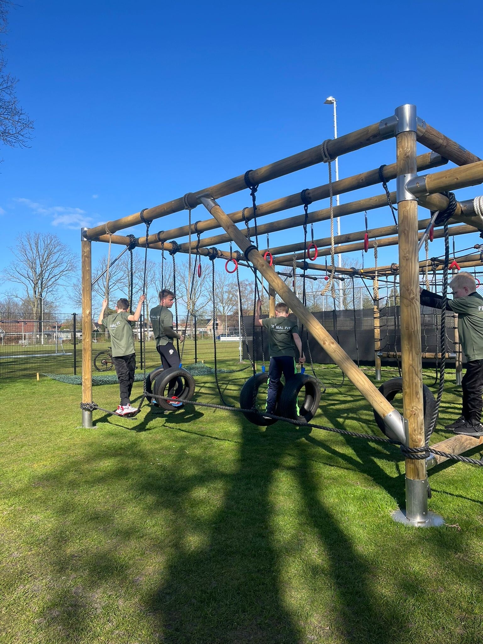 Outdoor survival training met obstakels, kracht en techniek