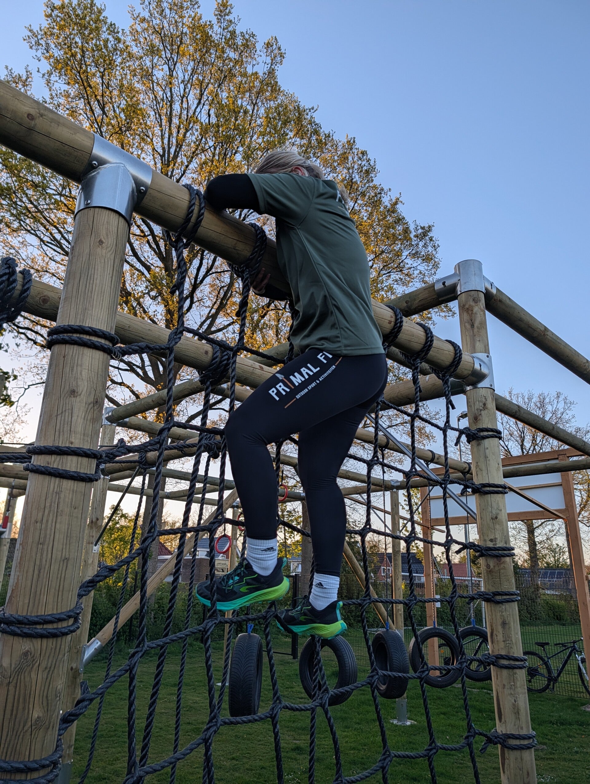 Survival training buiten bij Primal Fit in Opeinde, Friesland