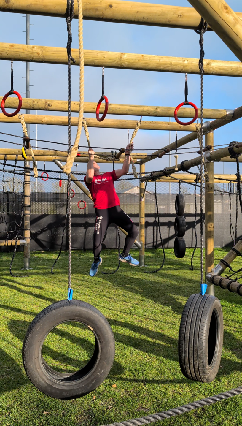 Survival training buiten bij Primal Fit in Opeinde, Friesland