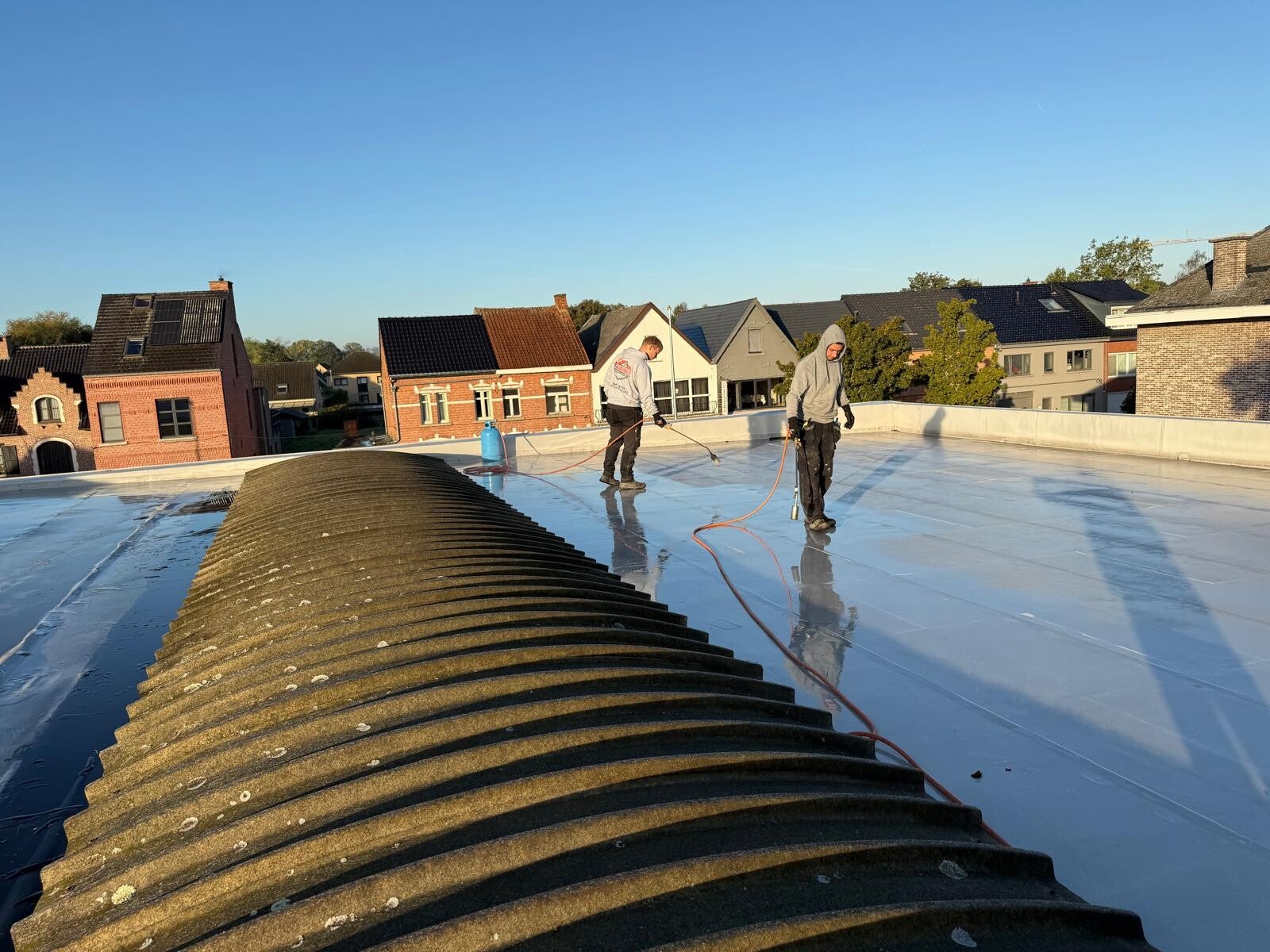 Dakrenovatie van een loods in Ramsel