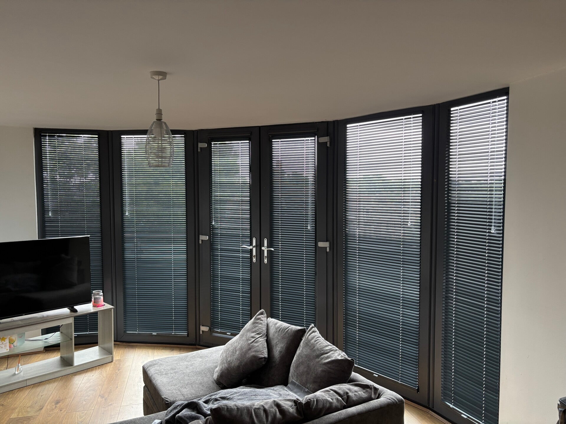 Anthracite grey metal Clic Venetian blinds fitted to a uPVC window in a Westwood Cross Thanet flat.