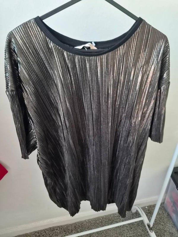 Silver/black short sleeve top. Size 14 by Tu