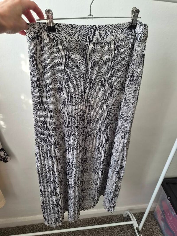 Black/grey/white skirt. Size 12 by Primark