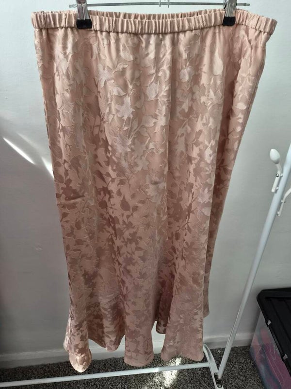 Tan/beige patterned skirt.  Size 14 by Jacques Vert