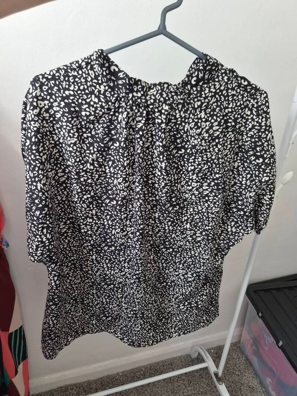 Black/white patterned short sleeve top. Size medium