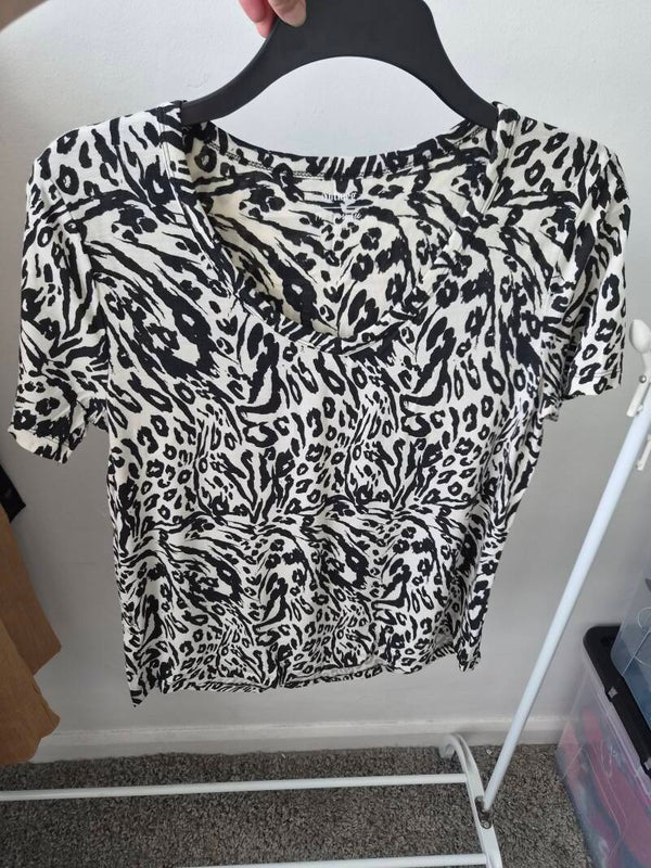 Cream/black patterned short sleeve top. Size 14 by Nutmeg