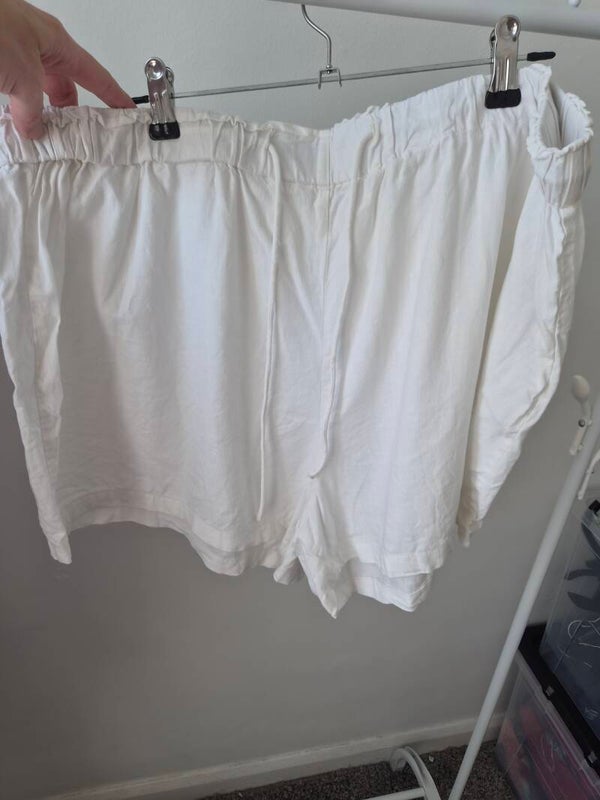 White shorts with pockets. Size 20 by Primark