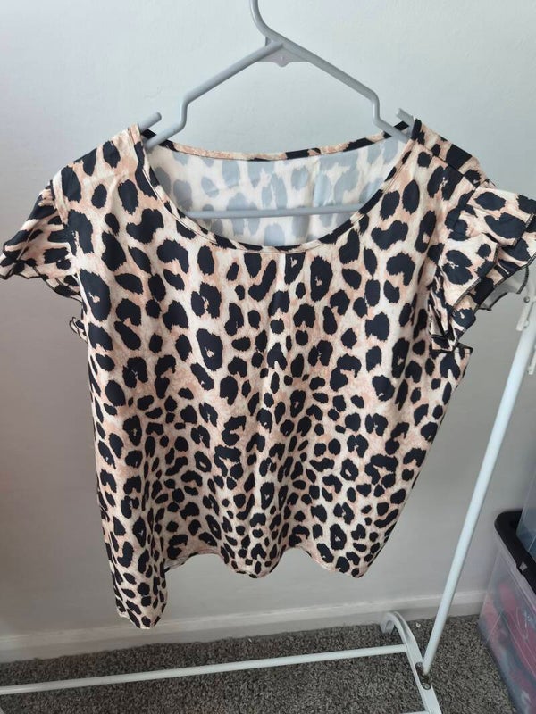 Animal print short sleeve top. Size XXL