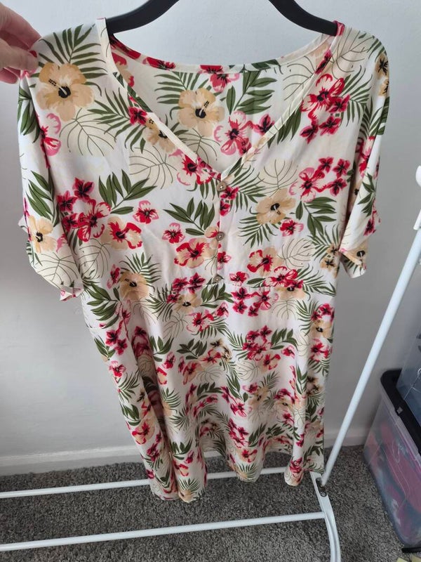Floral short sleeve dress. Size 3XL