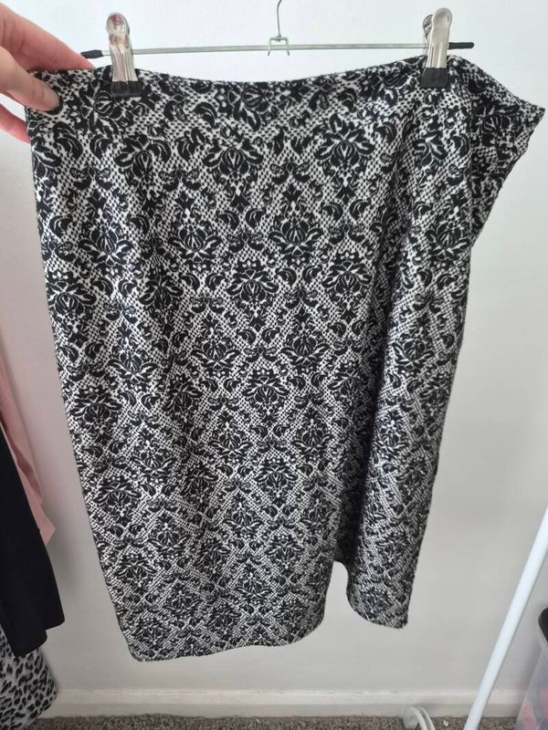 Black/white patterned skirt. Size 16 by Damart